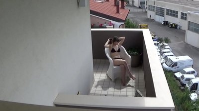 Spying on batur sakamar ngora kuring masturbasi dina balkon